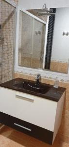 łazienka z umywalką i lustrem w obiekcie APARTEMENTOS PASEO DE LORDELO - 2 Derecha w mieście O Grove