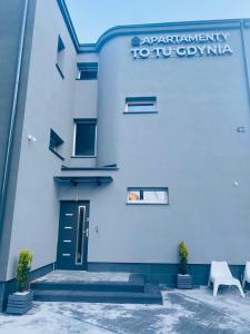 een gebouw met een deur en een bord erop bij Apartamenty ToTuGdynia 7 in Gdynia