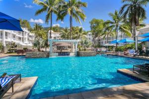 Hồ bơi trong/gần Beach Club Palm Cove 2 Bedroom Luxury Penthouse