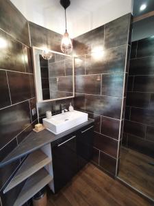a bathroom with a sink and a mirror at La Terrasse Ensoleillée de Sausset - Côte Bleue in Sausset-les-Pins