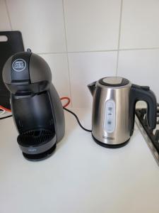 a tea kettle is sitting on a kitchen counter at FlipFlop in Noordwijk aan Zee