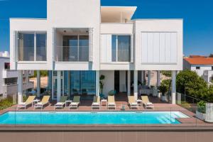 Bazén v ubytování Dedaj Resort - Villa Tina nebo v jeho okolí