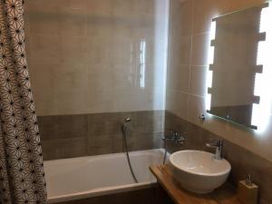 y baño con lavabo y bañera con lavamanos. en Apartament Stanczyka 2, en Varsovia 3 fotos más