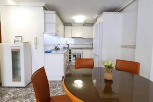 Cuisine ou kitchenette dans l'établissement Przestronny apartament w Torrevieja - Purisima