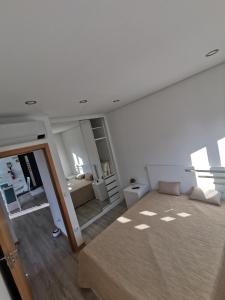 ein weißes Zimmer mit einem Bett und einem Sofa in der Unterkunft Casa Miradouro in Cova + 19 Fotos