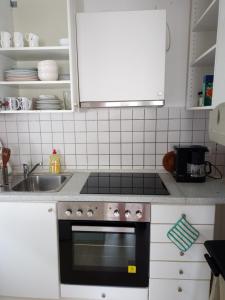een keuken met een fornuis en een wastafel bij Private Wohnung Biop in Kassel