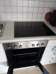 Una cocina con un horno de estufa en una cocina en Private Wohnung Biop, en Kassel 4 fotos más