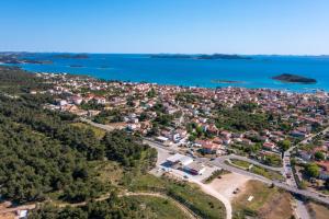 una vista aérea de un pueblo junto al agua en Villa stric Toni, en Pakoštane