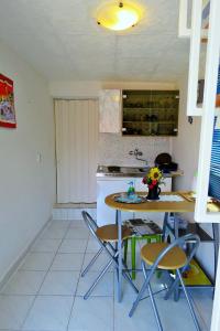 Kuchyň nebo kuchyňský kout v ubytování Apartmani Kate