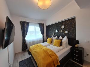 Giường trong phòng chung tại Holiday House Rasnov