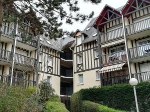 Une rangée d'immeubles d'appartements avec balcon dans l'établissement #Bel appartement cosy Clos Mathilde !, à Cabourg