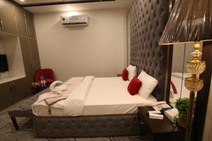 Tempat tidur dalam kamar di Cuzzy Inn Hotel