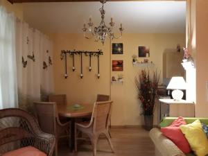 jadalnia ze stołem i żyrandolem w obiekcie Ferienwohnung Orchidee w mieście Kössen