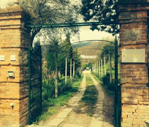 una entrada a un callejón con puerta de hierro en Agriturismo Cerrolungo, en La Spezia