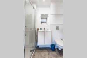 ein Bad mit einer Dusche, einem Waschbecken und einem WC in der Unterkunft Charming Appartement III in Antibes