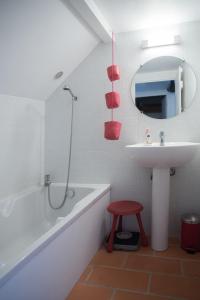 y baño con lavabo, bañera y espejo. en Location Mas avec Piscine Haut Vallespir, en Le Tech