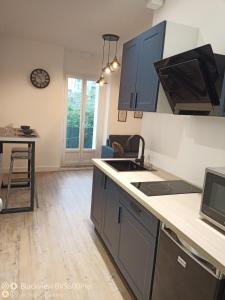 Kuchyň nebo kuchyňský kout v ubytování Joli Appartement avec balcon clim