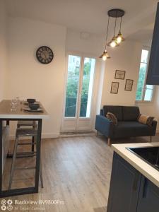 Posezení v ubytování Joli Appartement avec balcon clim