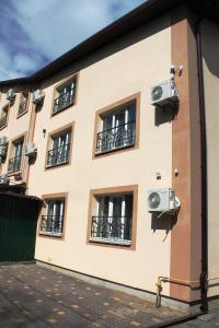 een gebouw met balkons aan de zijkant bij Вилла ALEX in Vinnytsya