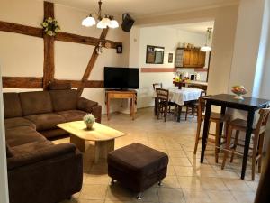 a living room with a couch and a table at Ferienwohnung "Ankerplatz" mit 2 Schlafzimmern in Rheinsberg