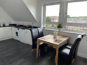 Кухня или мини-кухня в Premier 3 Bed Flat D
