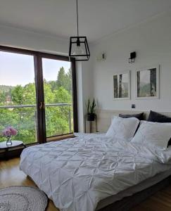 Postel nebo postele na pokoji v ubytování Apartamenty Czerwone Maki Wisła