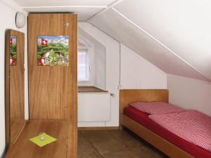 Boardercamp Laax - swiss mountain hostel tesisinde bir odada yatak veya yataklar