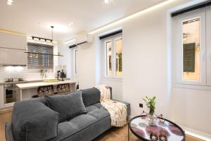 uma sala de estar com um sofá e uma mesa em Piccolo Lusso Mini Suite em Corfu Town