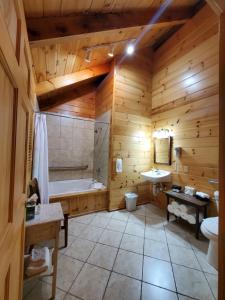 Vannas istaba naktsmītnē New River Trail Cabins