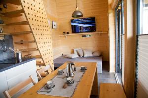 uma pequena cozinha e sala de jantar numa pequena casa em MAXI SONCE, Odprte vasi em Prvačina