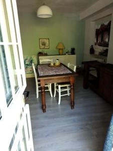 una sala da pranzo con tavolo e sedie e una camera di La Casa nel Verde a Biella