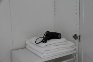 a black purse sitting on a pile of towels at Poème in Sighetu Marmaţiei