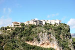 budynek na szczycie góry w obiekcie Casa Vacanze B&B Ondes w mieście Camerota