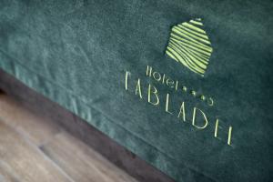Majutusasutuses Hotel Tabladel olev sertifikaat, autasu, silt või muu dokument