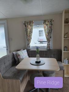 sala de estar con sofá y mesa en Pine Ridge Retreat With FREE GOLF and Air Conditioning, en Morpeth