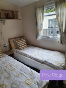 Tempat tidur dalam kamar di Pine Ridge Retreat With FREE GOLF and Air Conditioning