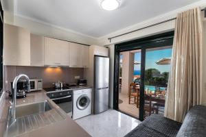 Kuchyň nebo kuchyňský kout v ubytování Voula Villa Luxury