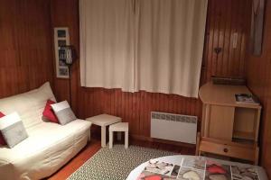 Un pat sau paturi într-o cameră la Studio cabine 3 couchages près des pistes