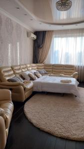 Un pat sau paturi într-o cameră la Просторные апартаменты