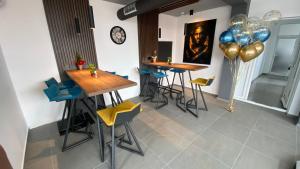 a room with two bar stools and balloons at Prenoćište Binta in Vranje