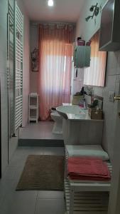 Baño pequeño con lavabo y aseo en La Mansarda, en Ascoli Piceno