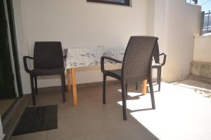 2 chaises et une table dans une pièce dans l'établissement Apartment Ante, à Biograd na Moru