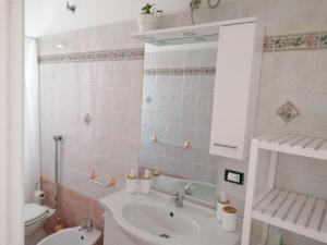 Baño pequeño con lavabo y aseo en L'Ancora Blu, en Marina di Modica