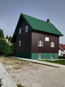 fienile nero e verde con tetto verde di Guest House RG a Žabljak