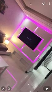 Televízia a/alebo spoločenská miestnosť v ubytovaní Apartement abwab gueliz