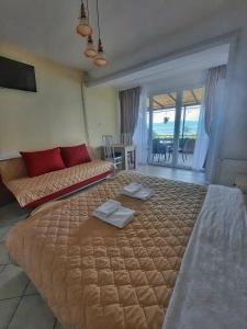 ein Schlafzimmer mit einem großen Bett und einem Sofa in der Unterkunft Nate Apartments in Ohrid