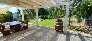 patio ze stołem, krzesłami i pergolą w obiekcie Casetta Furiana w mieście Procida