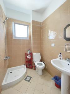 un baño con inodoro y lavabo en 52H Green leaves Village, families & couples only, en Dawwār Abū Duray‘ah ‘Abd al Karīm