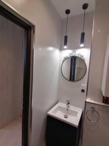 A bathroom at Apartament Pod Bramą II