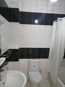 ein Badezimmer mit einem weißen WC und einem Waschbecken in der Unterkunft Hergla_AFH_Beach in Harqalah